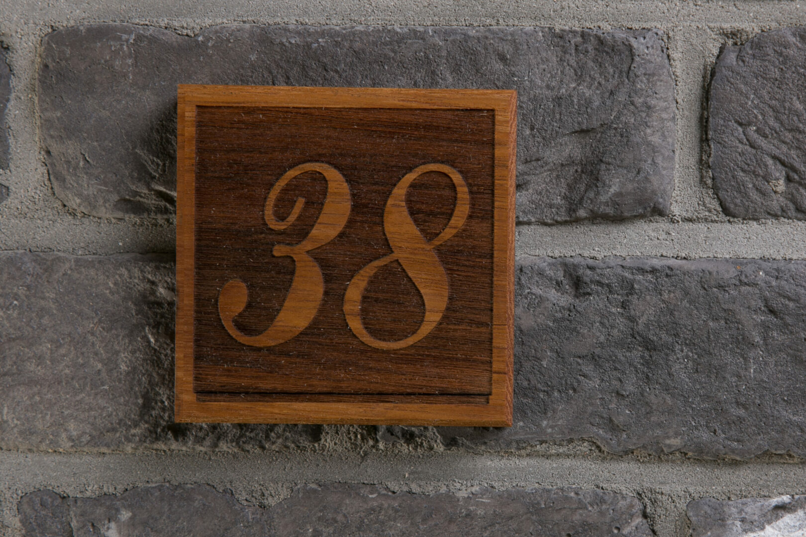 Der einzigartige Charme eines Hausnummernschildes aus Holz