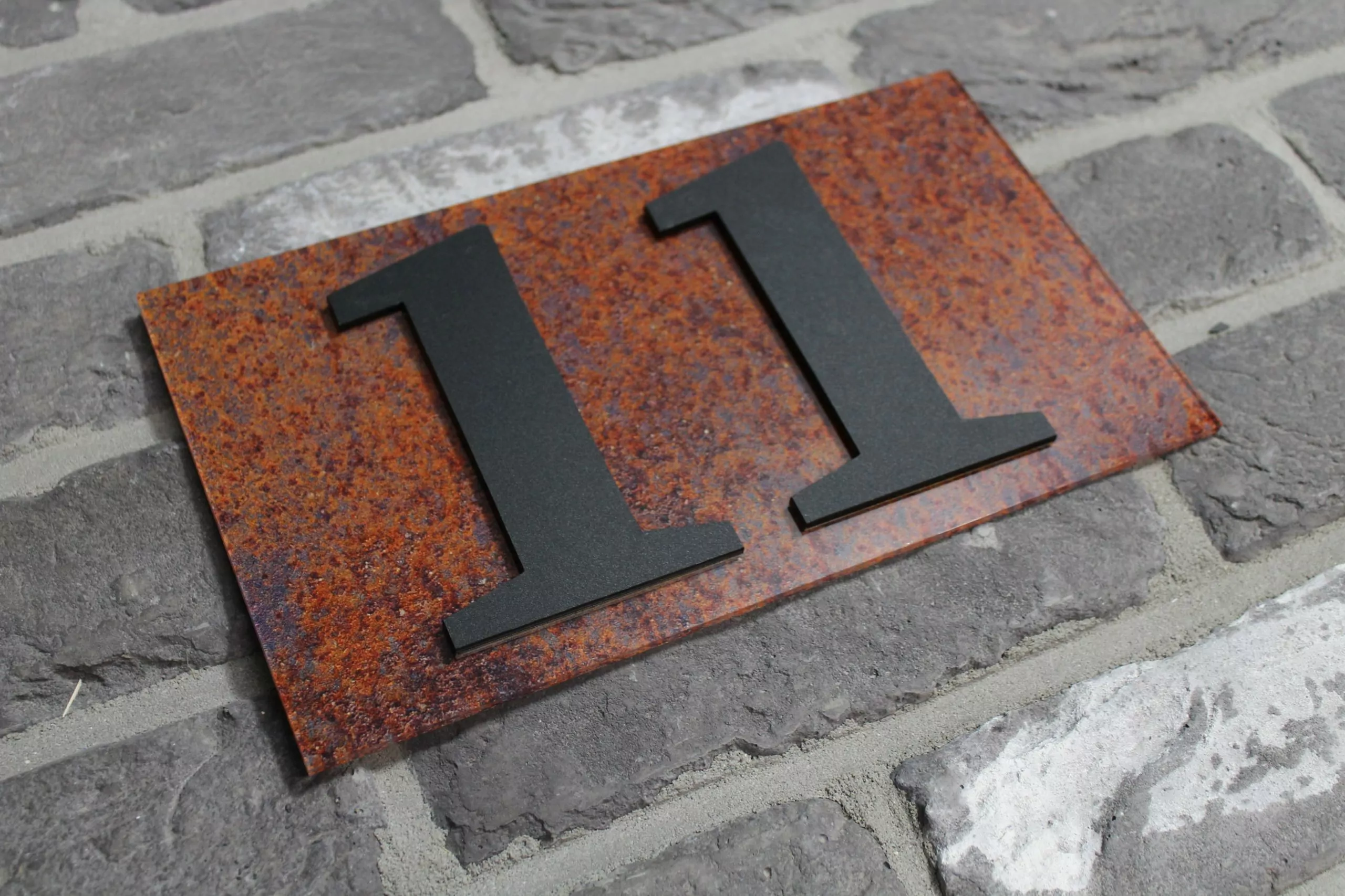 Design Hausnummer in Cortenstahl-Optik – Bild 3